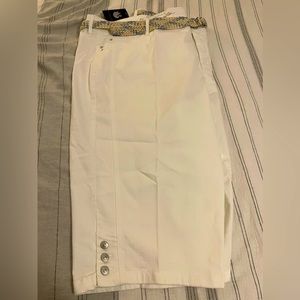 24W Gloria Vanderbilt White Skimmer Pants All-Around Slimming Effect